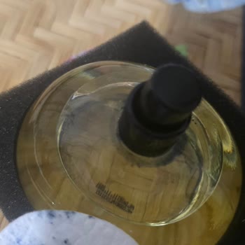 Mavi Boya Sızdıran Parfüm Şişesi Kıyafetime Ve Cildime Leke Bıraktı