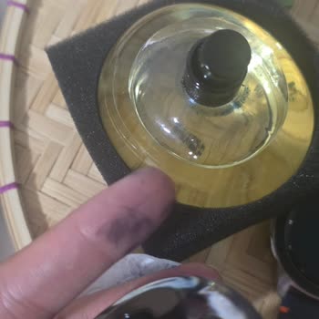 Mavi Boya Sızdıran Parfüm Şişesi Kıyafetime Ve Cildime Leke Bıraktı