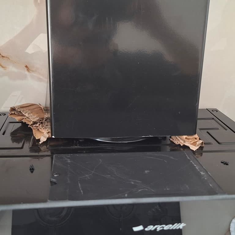 Arçelik Konya Selçuk Servisi Davlumbaz Gider Borusunu Özensiz Şekilde Kartonla Sabitlemiş