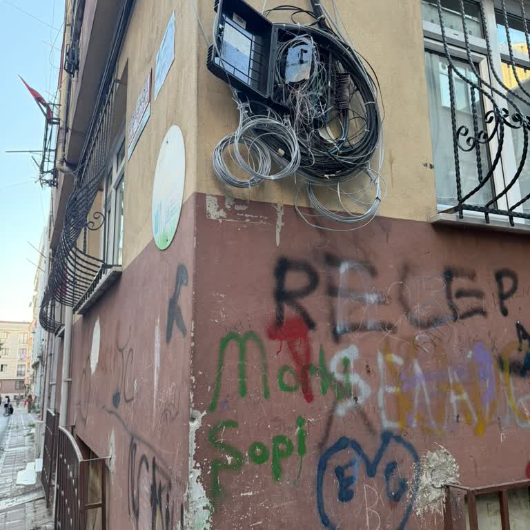 Bayrampaşa’da Bakımsız Altyapı Kutusu Sürekli İnternet Kesintilerine Neden Oluyor