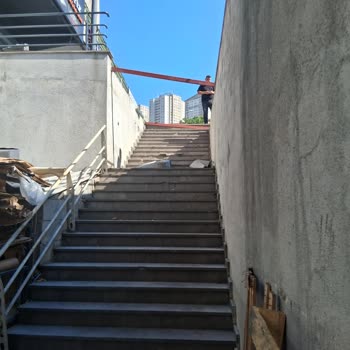 Esenyurt'taki Kamu Merdiveni Yol Çalışması Nedeniyle Kapatıldı, Güvenlik Riski Oluştu