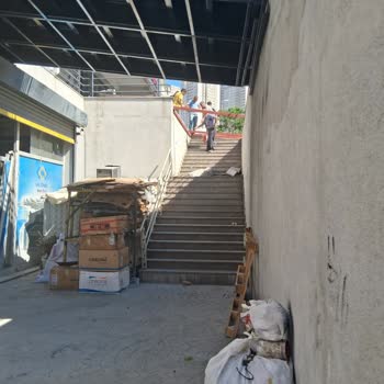 Esenyurt'taki Kamu Merdiveni Yol Çalışması Nedeniyle Kapatıldı, Güvenlik Riski Oluştu