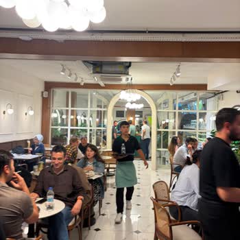 Sigara Yasağına Uymayan Ve Bayat Ürün Sunulan Kafe