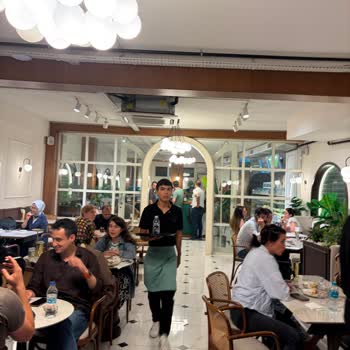 Sigara Yasağına Uymayan Ve Bayat Ürün Sunulan Kafe