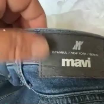 Mavi Jean Arka Tarafından Yırtıldı!