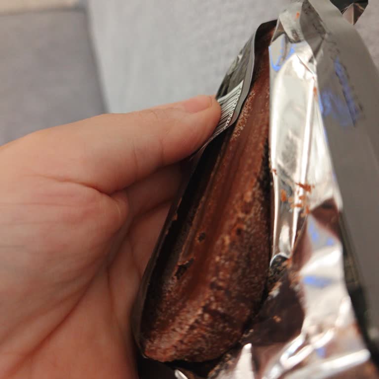 Son Tüketim Tarihi Geçerli Olmasına Rağmen Eti Browni Intense Paketi Bozulmuş