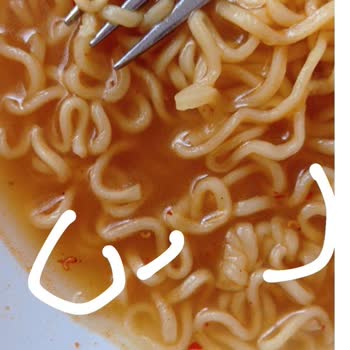 BİM'den Alınan İndomie Noodle’da Kurtlar, Sağlık Riski