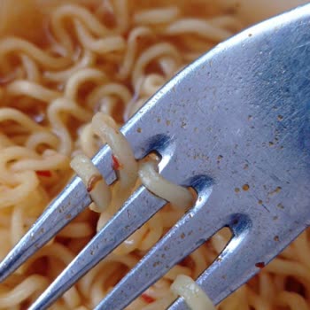 BİM'den Alınan İndomie Noodle’da Kurtlar, Sağlık Riski