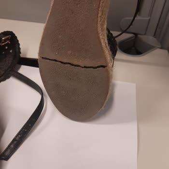 Az Kullanılan Sandaletin Tabanı Ayrıldı, Ücret İadesi Talep Ediyorum