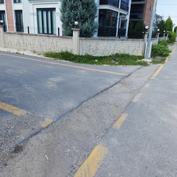 Adapazarı Güneşler Mahallesindeki Çukurlu Sokak Araç Ve Yaya Güvenliğini Tehdit Ediyor
