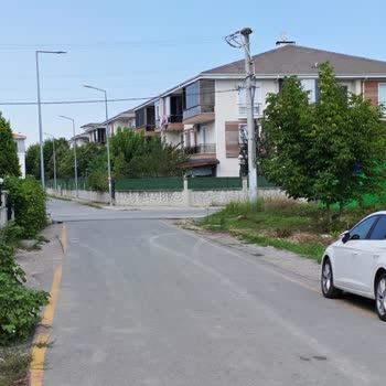 Adapazarı Güneşler Mahallesindeki Çukurlu Sokak Araç Ve Yaya Güvenliğini Tehdit Ediyor