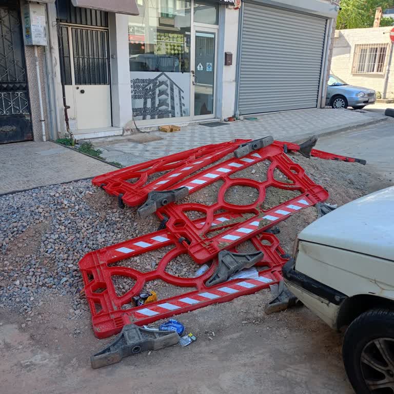 Karabağlar Bahar Mahallesi'nde Moloz Ve Bariyer Sorunu Yol Ve Kaldırımı Tehlikeye Sokuyor