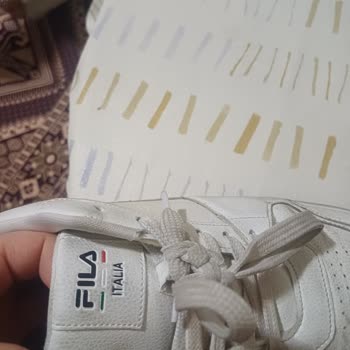 Suela despegada en zapatillas Fila sin motivo, solicito cambio o reembolso