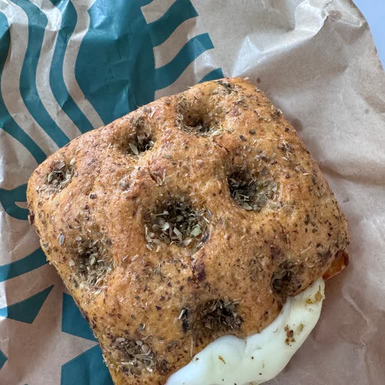 Starbucks Siparişimde Kahve Dökülmesi Ve Yanlış Sandviç Gönderimi