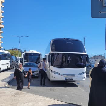 Venezia AVM Önündeki Otobüs Durağı Araçlar Tarafından İşgal Ediliyor Ve Güvenliğim Tehlikede