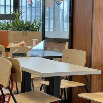 Kirli Masalar Ve Kırıcı Personel Tutumu