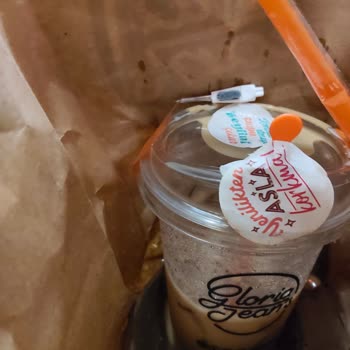 Gloria Jeans Şubesinde Dökülen Iced Latte Ve Bildirim Yapmayan Taşıyıcı