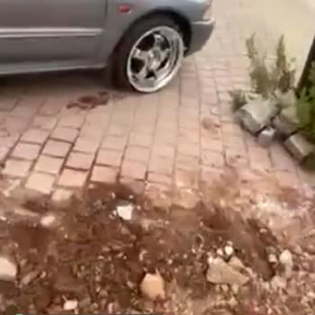 Enerya'nın Dükkan Önünü Kazıp Bırakması