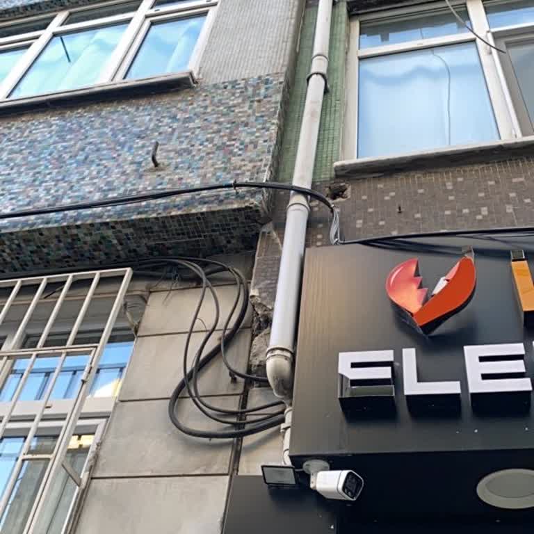 Tabelam Kırıldı, Belediyeden Yanıt Gelmedi Ve Pazar Tezgahları Dükkanımı Engelliyor