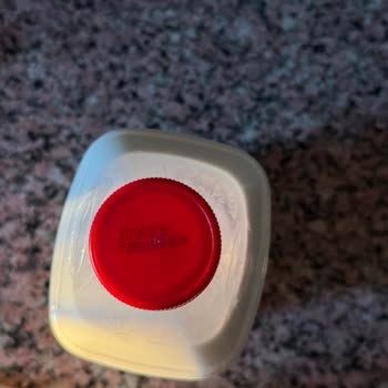 Eker Ayranında Açılmamış Ürün İçinde Kırmızı Kapak: Hijyen Endişesi