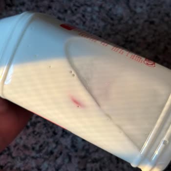 Eker Ayranında Açılmamış Ürün İçinde Kırmızı Kapak: Hijyen Endişesi