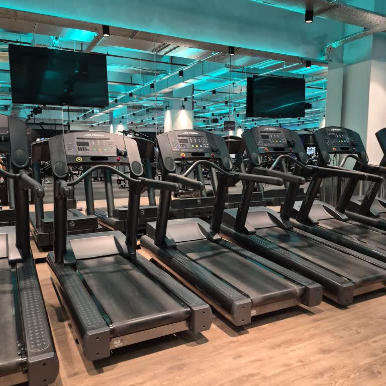 Macfit Sakarya Agora’da Erken Kapatma Üyeleri Zorla Çıkarıyor