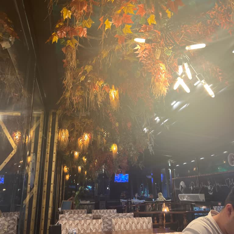 Gaziantep Mühür Cafe & Restoran Garsonların Genel Üslubu Müşteriye Karşı Saygılı Değil