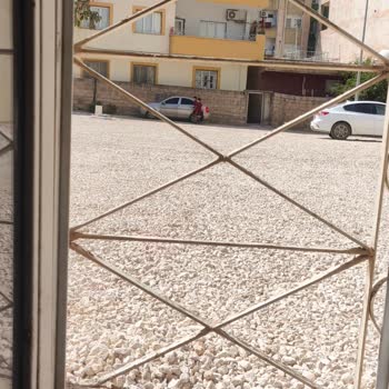 Evin Önündeki Çakıl Taşları Güvenliğimizi Tehdit Ediyor