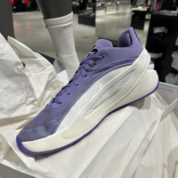 Zapatillas Nike Jordan defectuosas tras cinco usos, solicito devolución