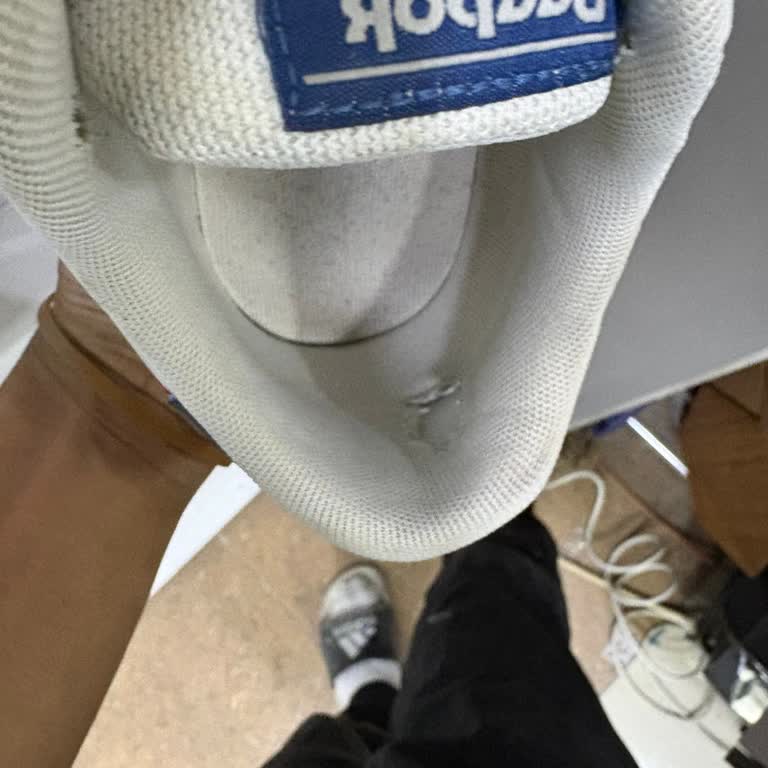 Solicito Garantía Por Desgarro En El Forro Interno de Zapatillas Reebok