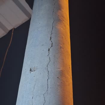 Enerjisa Toroslar'ın Çatlamış Elektrik Direği Acil Değiştirilmesi Gerekiyor
