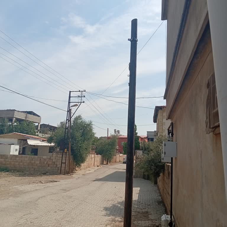 Türk Telekom’a Ait Boş Direk Ev Ve Garaj Girişini Engelliyor, Kaldırılmasını Talep Ediyorum