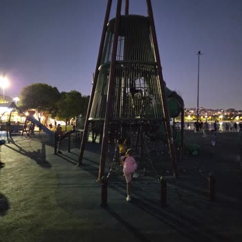 Caddebostan Çocuk Parkı Gece Aydınlatma Yetersizliği Güvenliği Tehdit Ediyor
