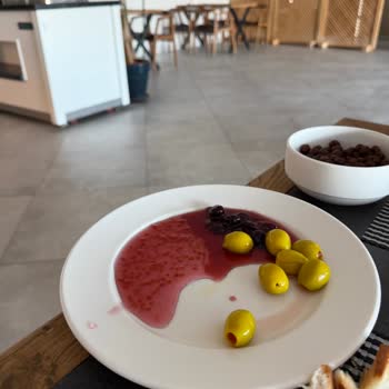 Üç Yetişkin Ücreti Alınmasına Rağmen 2 Kişilik Oda Verilmesi Ve Kötü Hizmet