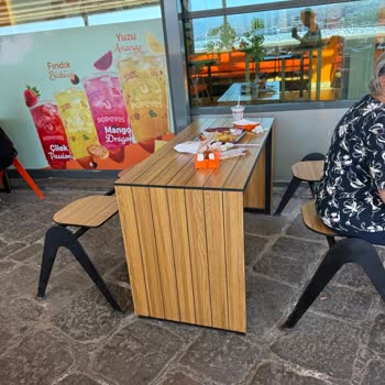 Popeyes Konak Şubesi Aşırı Kirli Ve Yavaş Servis