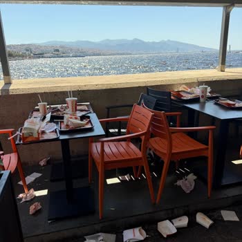 Popeyes Konak Şubesi Aşırı Kirli Ve Yavaş Servis