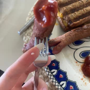 Harras Dana Uzun Sosisinde Kemik Parçası Keşfedildi: Sağlık Endişesi Ve Güven Kaybı