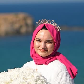 Doğum Günü Çekiminde Gözleri Kapalı Fotoğraflar Ve Samimiyetsiz Yaklaşım