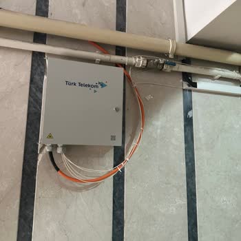 Türk Telekom'un Düzensiz Montajı Duvar Mermerine Zarar Verdi Ve Kabloları Dağınık Bıraktı