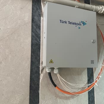 Türk Telekom'un Düzensiz Montajı Duvar Mermerine Zarar Verdi Ve Kabloları Dağınık Bıraktı