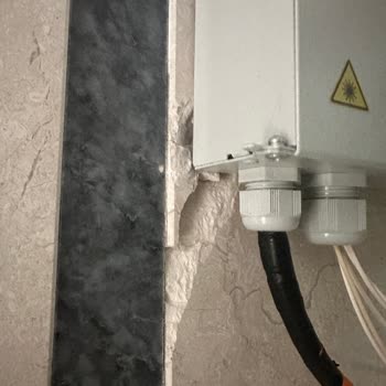 Türk Telekom'un Düzensiz Montajı Duvar Mermerine Zarar Verdi Ve Kabloları Dağınık Bıraktı