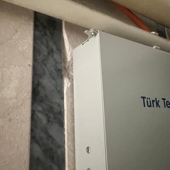 Türk Telekom'un Düzensiz Montajı Duvar Mermerine Zarar Verdi Ve Kabloları Dağınık Bıraktı