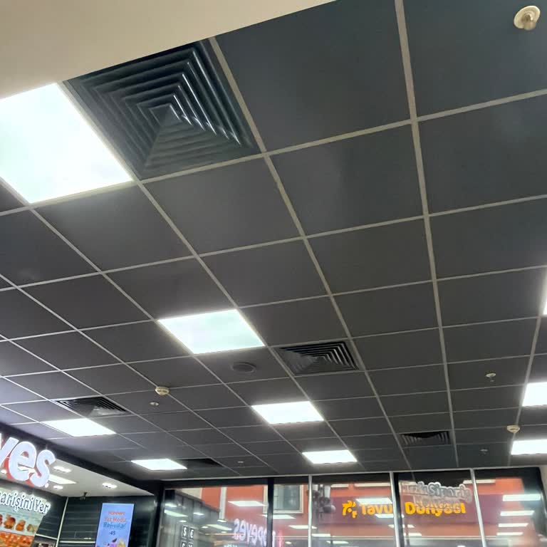 Venezia Popeyes Şubesinde Klimanın Çalışmaması Müşteri Ve Personel Rahatsızlığına Neden Oluyor