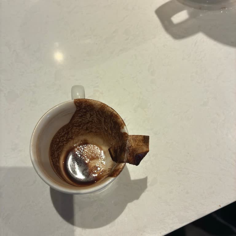 Starbucks Kahvesinde Kağıt Parça Çıktı Ve Hijyen Sorunu