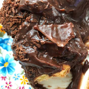 Tatbak Gıda Profiterolde Cam Parçası Çıktı, Dil Kesildi Ve Sağlık Riski