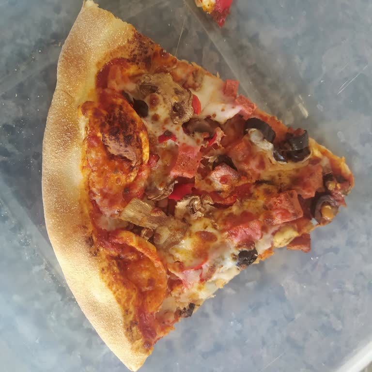 Domino's Pizza Balgat Şubesinde Gıda Zehirlenmesi Şüphesi