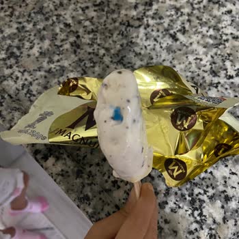 Biga Şirintepe BİM’de Satın Alınan Magnum Badem Beyaz Dondurmasında Mavi Renkli Yabancı Madde