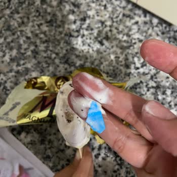 Biga Şirintepe BİM’de Satın Alınan Magnum Badem Beyaz Dondurmasında Mavi Renkli Yabancı Madde