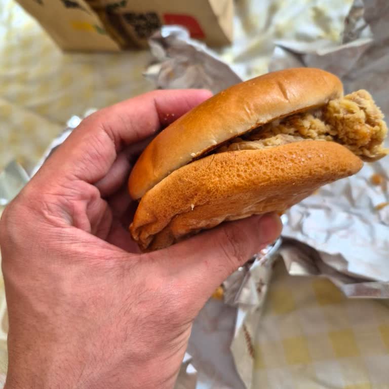 Popeyes'ten Çiğ Et Ve Kemik Parçaları İçeren Yanlış Boy Ürün