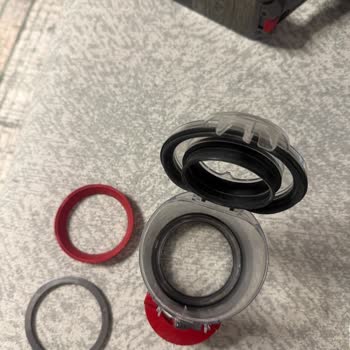 Dyson V12 Hazne Halka Parçaları Yerinden Çıktı, Süpürge Kullanılamaz